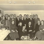 Göte, Ingalis, Tibert, Inga-Maj, Gunne, Kalle, May, Elna, Majlis, Hans, Harald, Thure, David, Hilda. Sittande: Greta, Ellen, Arthur, Sven, Ingrid.